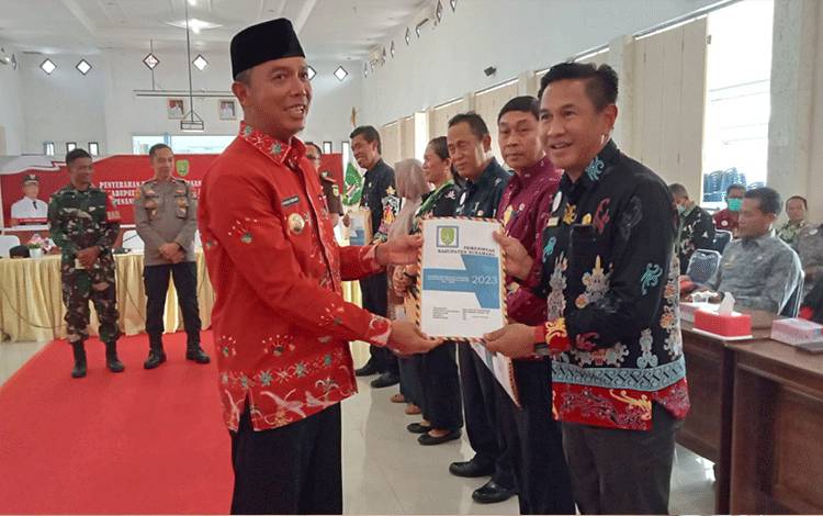 Pemkab Sukamara Serahkan DPA 2023 Kepada Perangkat Daerah