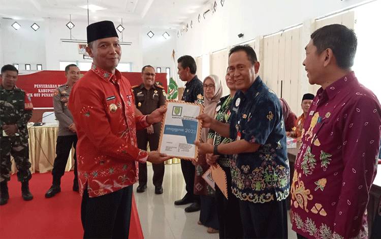 Bupati Sukamara, Windu Subagio menyerahkan DPA kepada perangkat daerah pada Kamis, 12 Januari 2023. (FOTO: NORHASANAH)