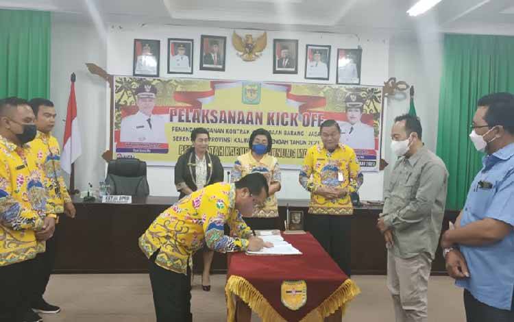 Bupati: Kick Off Penandatanganan Kontrak Pengadaan Barang/Jasa Memastikan Pembangunan Berjalan Tepat Waktu