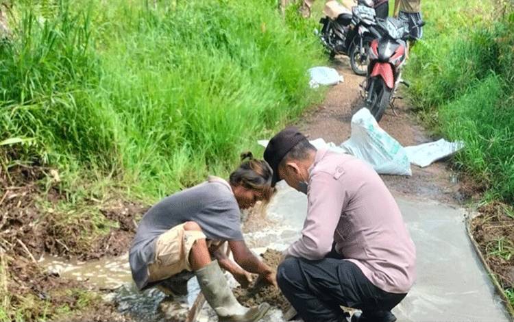 Personel Polsek Kapuas Barat Ikut Gotong Royong Bersama Warga