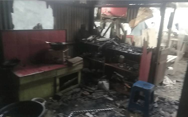 Diduga Berawal Dari Kompor, Rumah Dibelakang Kediaman Kabid Damkar Terbakar