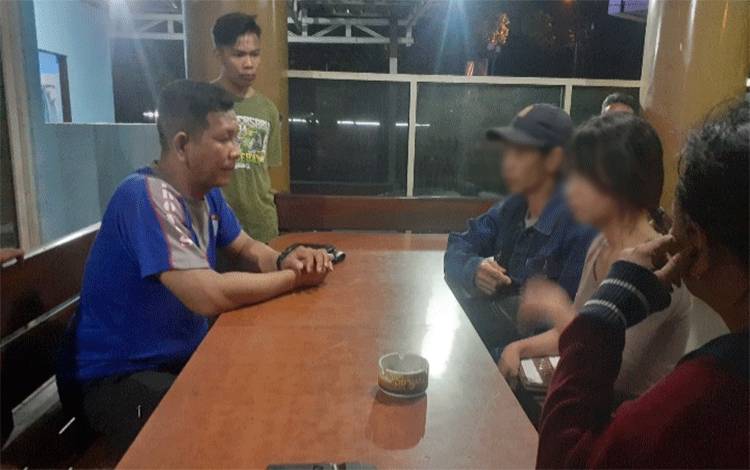 Seorang Remaja Putri Dikeroyok Temen Sejawat