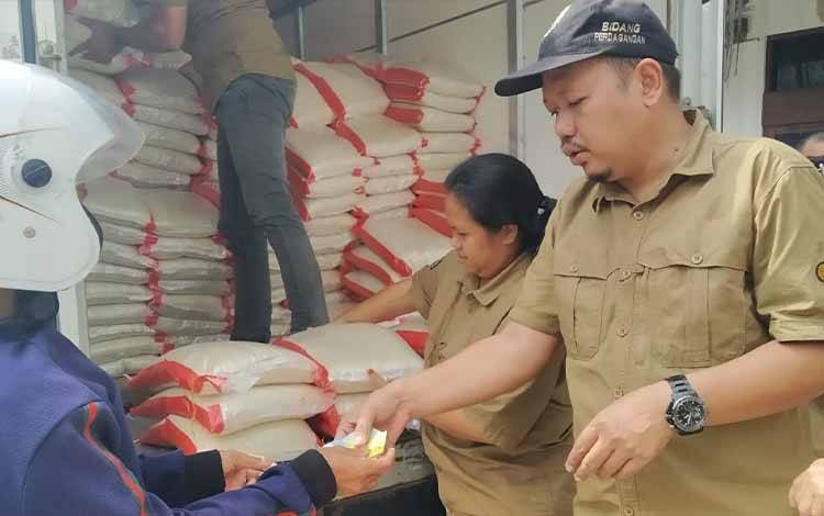 Pemko Palangka Raya Salurkan 800 Karung Beras Murah