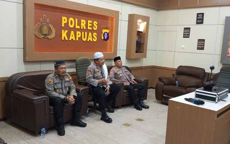 Wakapolsek Kapuas Timur Beri Tausiyah Personel Polri Secara Virtual