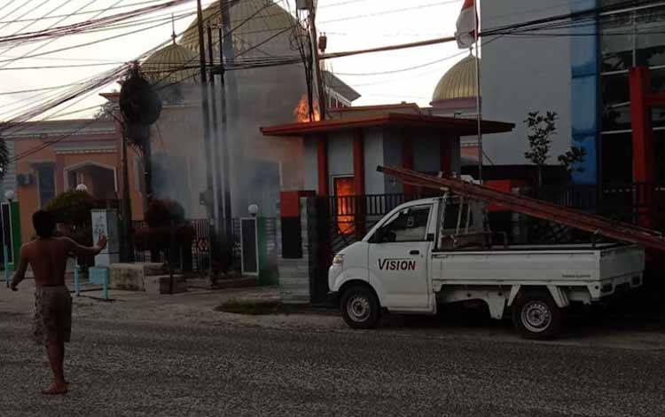 Diduga Akibat Tersambar Petir, Gardu Listrik Depan Kantor TV Lokal Pangkalan Bun Terbakar