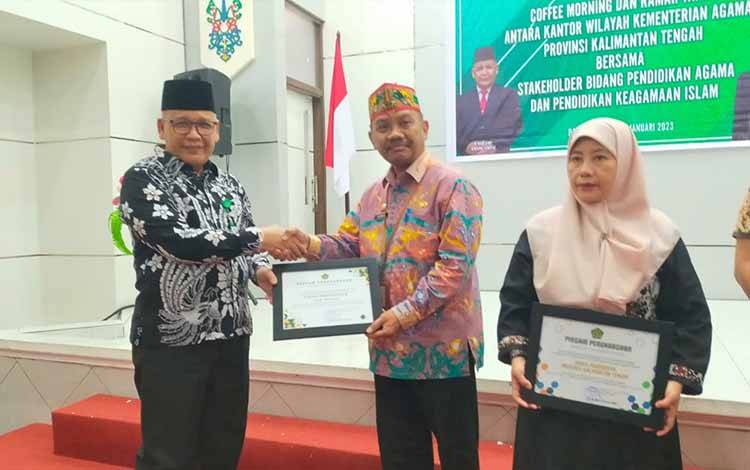 Pemkab Kapuas Terima Penghargaan Peningkatan Kualitas SDM Guru