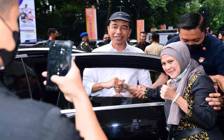 Presiden Coba Keripik Tempe Kualitas Ekspor dari Pelaku UMKM