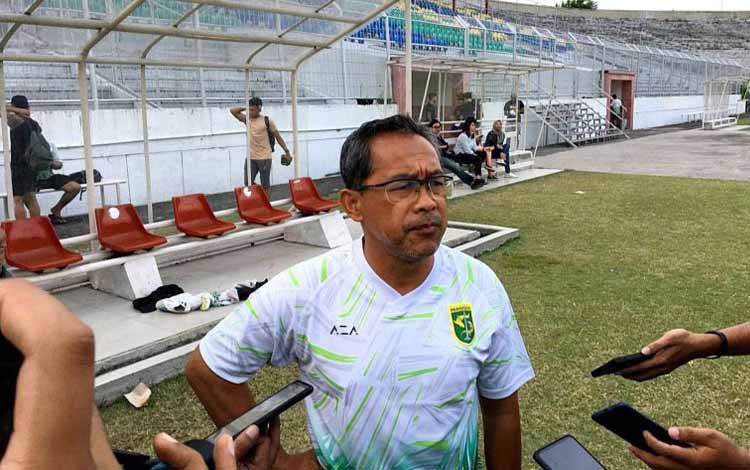 Aji Santoso Tuntut Persebaya Tetap Fokus Meski Liga 1 Tanpa Degradasi