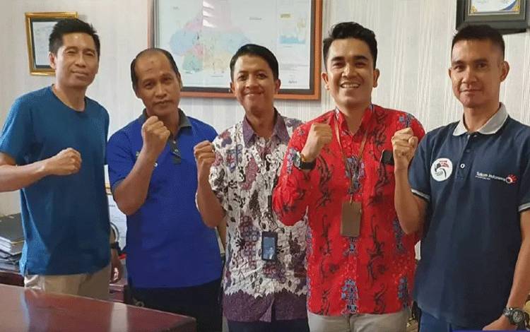 Kepala Diskominfosandi Barito Utara, H Mochamad Ikhsan beserta jajarannya saat bersama pihak provider telekomunikasi, Minggu, 15 Januari 2023.(foto: Dhani)
