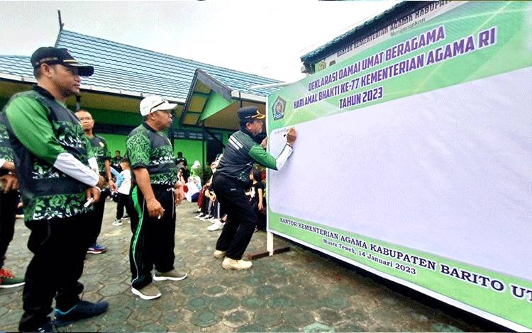 Asisten II Sekda Barito Utara H Gazali M bersama Kepala Kemenag, mewakili unsur FKPD dan kepala perangkat daerah, FKUB dan lainnya menandatangani deklarasi damai kerukunan umat beragama untuk Barito Utara, Minggu, 15 Januari 2023. (foto: Dhani)