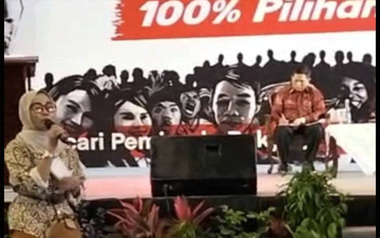 Seorang warga Surabaya, Muryati Linda Sari saat bertanya di acara Musyawarah Rakyat (Musra) XIII Projo di Kota Surabaya, Jatim, Minggu (15/1/2023). (ANTARA/HO-Musro Projo)