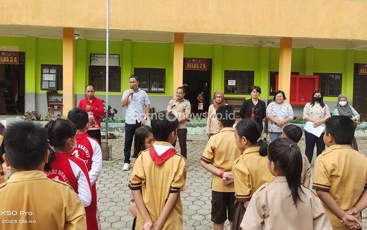 Kepala Dinas Pendidikan dan Kebudayaan Kabupaten Murung Raya Ferdinand Wijaya dalam sebuah acara di SDN Beriwit 4, Sabtu (14/1/2022).