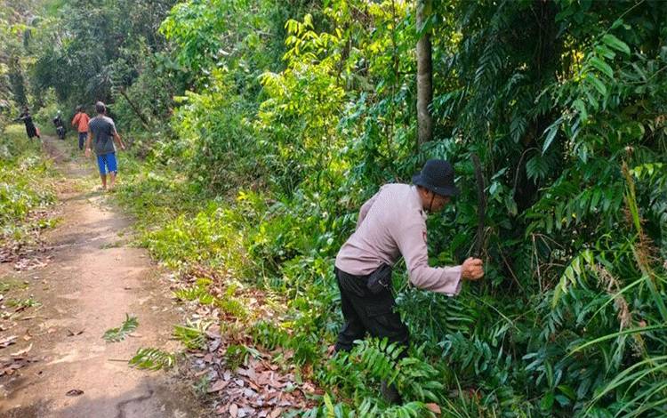 Polsek Kapuas Barat Kerja Bakti Bersama Warga Tumbuhkan Semangat Gotong Royong