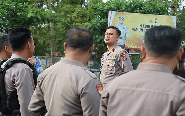 Wakapolres Barito Timur Periksa Kerapian Penampilan Personel