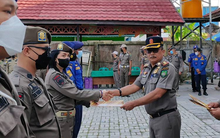 Kepala Satpol PP dan Damkar Kapuas Serahkan SK Perpanjangan Kontrak Tenaga Non ASN