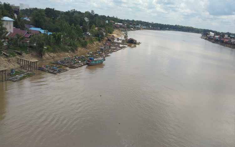Sungai Katingan sekitar Jembatan Sei Katingan sejak beberapa hari ini surut