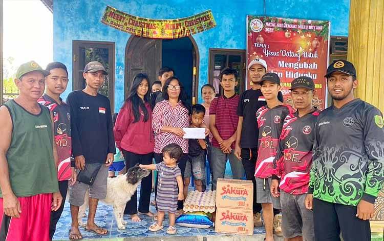 Relawan PMK Pahlawan Beri Bantuan Korban Kebakaran Rumah di Desa Muruduyung