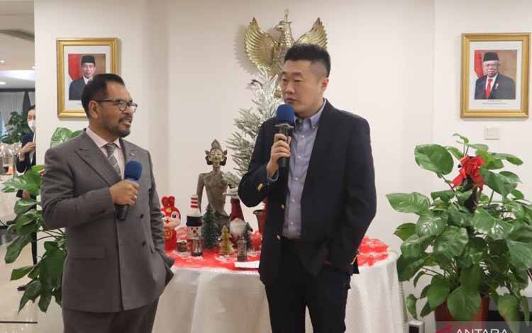 Duta Besar RI untuk China Djauhari Oratmangun (kiri) mendengarkan testimoni Wakil Pemimpin Redaksi CGTN Li Xiang tentang pengalamannya meliput KTT G20 di Bali pada acara pertemuan dengan para awak media China di Wisma Duta KBRI Beijing, Jumat (13/1/2023), menjelang perayaan Tahun Baru Imlek. Dalam kesempatan tersebut Dubes mempromosikan pariwisata Indonesia seiring dengan diizinkannya kembali warga China berwisata ke luar negeri per 8 Januari 2023. ANTARA FOTO/M. Irfan Ilmie/YU (ANTARA FOTO/M. I