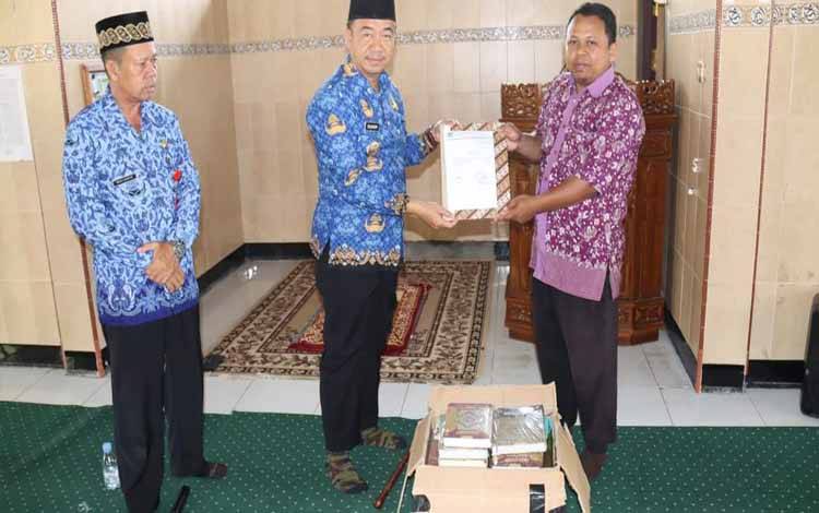 Bupati Seruyan Serahkan Bantuan Alquran ke MTS Darul Mukmin