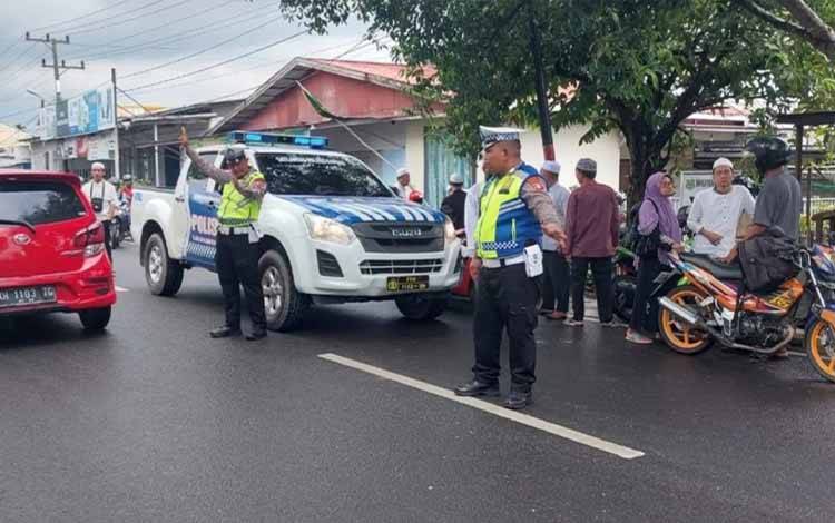 Sebagai Bentuk Empati kepada Warga Berduka, Personel Satlantas Polres Kapuas Beri Layanan Ini