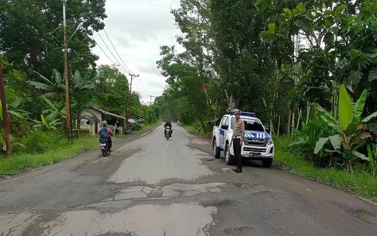 Satlantas Polres Kapuas Cek Kondisi Jalan Trans Kalimantan