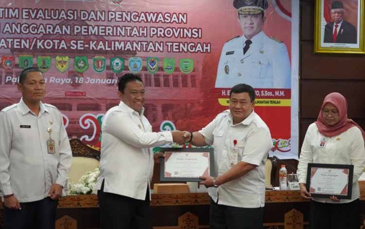 Penyerahan piagam penghargaan dalam rangkaian rapat TEPRA di Aula Eka Hapakat, Rabu, 18 Januari 2023. (FOTO: IST)