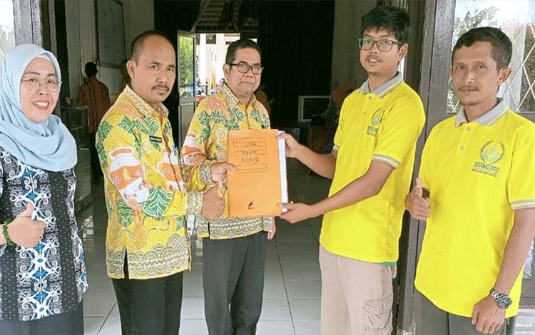 BUMDes Berkah Mulya Jaya, Desa Mekar Mulya menerima Surat Tanda Daftar Budidaya (STD-B) yang diserahkan secara simbolis oleh Dinas Perkebunan Kabupaten Lamandau pada Jumat, 6 Januari 2023.(FOTO: SSMS)