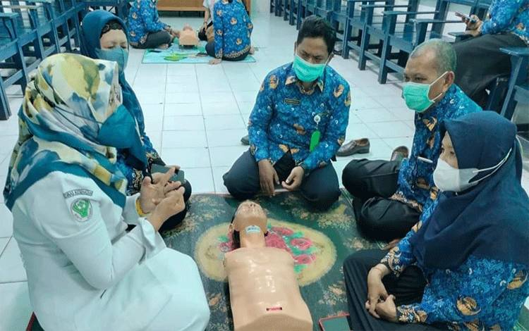Seluruh Karyawan RSUD Kapuas Diberikan Pelatihan Bantuan Hidup Dasar