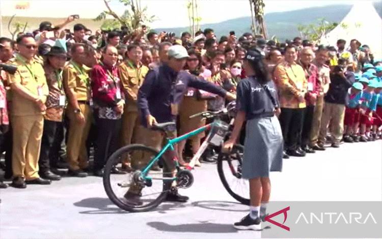 Jokowi Bagikan Sepeda Saat Resmikan Bendungan Kuwil Kawangkoan