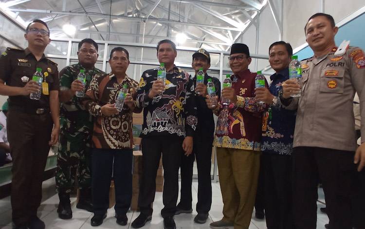 Pj. Bupati Kobar Louncing Produk AMDK Banyu Kinum Produksi Perumda Tirta Arut Pangkalan Bun