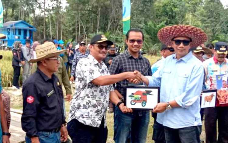 Bupati Barito Utara Serahkan Bantuan Alsintan ke Poktan di Enam Kecamatan