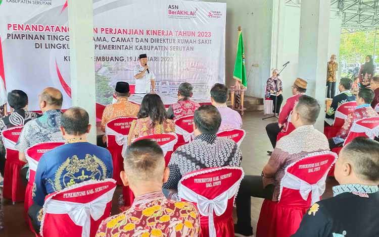 Bupati Seruyan Yulhaidir saat memberikan arahan pada pelaksanaan Penandatanganan Perjanjian Kinerja Tahun 2023 (FOTO: FAHRUL)