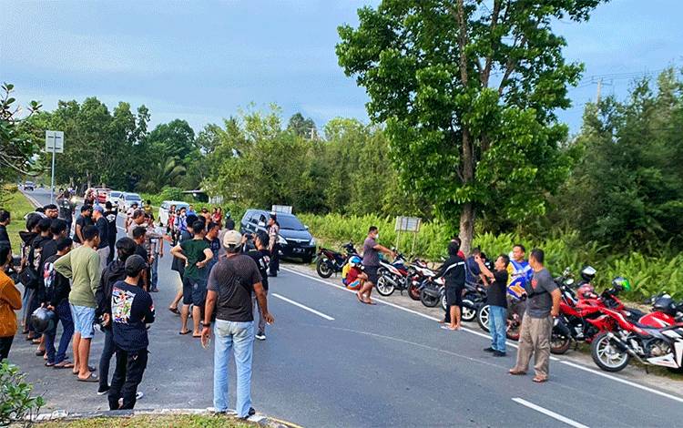 Polisi menertibkan aksi balapan liar di Jalan Adonis Samad, Bandara Tjilik Riwut Palangka Raya, Kamis sore, 19 Januari 2023. (POTO : PARLIN TAMBUNAN).
