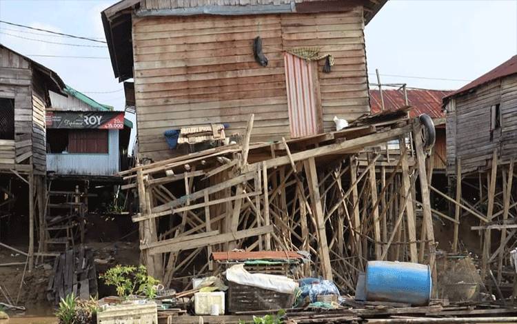 Dinkes Rutin Berikan Layanan Kesehatan Gratis Warga Terdampak Ablasi Bantaran Sungai Kahayan