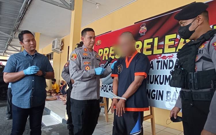 Pemuda Ini Sebarkan Video Porno dengan Mantan Pacar