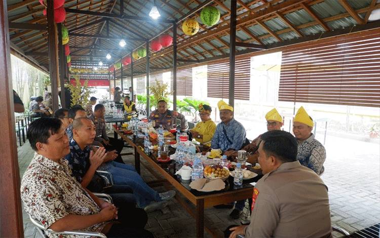 Kapolres Kotim Tampung Aspirasi Warga dalam Jumat Curhat