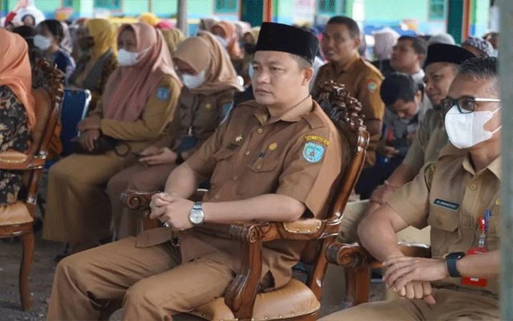 Wakil Bupati Lamandau Riko Porwanto saat menghadiri acara peresmian SDIT Al Huda, Nanga Bulik. (FOTO : HENDI NURFALAH)