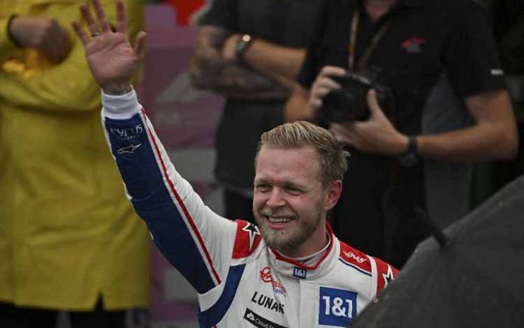Arsip - Pebalap tim Haas Kevin Magnussen melakukan selebrasi setelah merebut pole position dalam kualifikasi sprint race Grand Prix Sao Paulo, Interlagos, Brazil. (11/11/2022) (AFP/NELSON ALMEIDA)