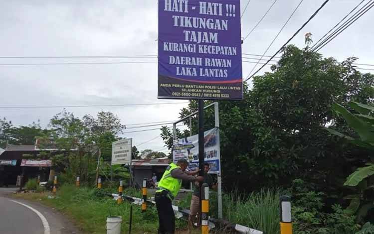 Satlantas Polres Kapuas Pasang Spanduk Imbauan di Titik Rawan Kecelakaan