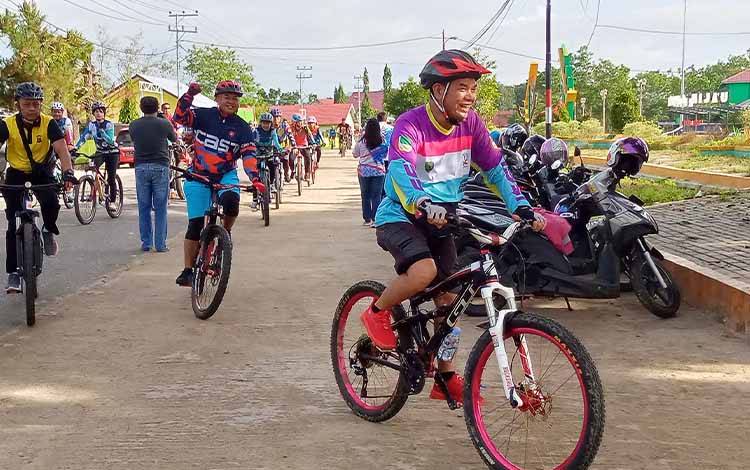 Gowes Bareng Bupati Barito Timur Dimeriahkan Panggung Hiburan dan Doorprize