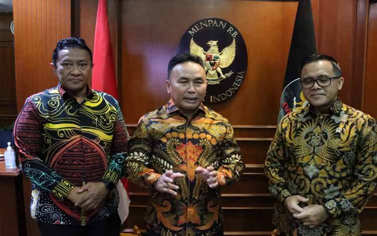 Gubernur Kalimantan Tengah, Sugianto Sabran (tengah) dan Wakil Gubernur Kalteng, Edy Pratowo (kiri) usai pertemuan bersama Menteri PANRB Abdullah Azwar Anas (kanan). (FOTO: IST)