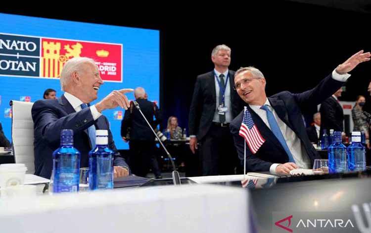 Presiden Amerika Serikat Joe Biden (kiri) berbincang dengan Sekjen Organisasi Pakta Pertahanan Atlantik Utara (NATO) Jens Stoltenberg saat KTT NATO di Madrid, Spanyol, Rabu (29/6/2022). Dalam pertemuan tersebut, NATO mendeklarasikan Rusia sebagai "ancaman langsung dan signifikan" terhadap perdamaian dan keamanan anggotanya. ANTARA FOTO/Susan Walsh/Pool via REUTERS/wsj