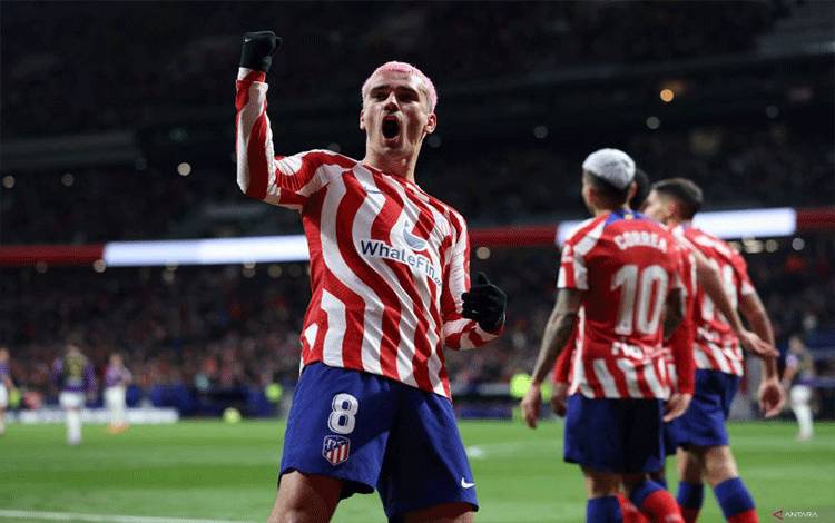 Penyerang Atletico Madrid Antoine Griezmann merayakan gol yang dicetaknya pada pertandingan Liga Spanyol melawan Real Valladolid yang dimainkan di Stadion Wanda Metropolitano, Madrid, Minggu (22/1/2023). (ANTARA/AFP/PIERRE-PHILIPPE MARCOU)