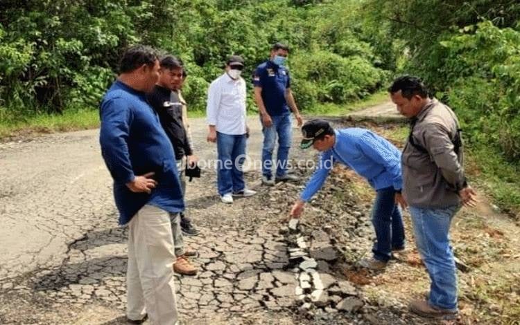 Waket II DPRD Kalteng Tinjau Jalan Lintas Provinsi di Barito Utara