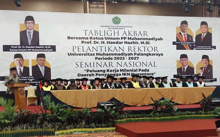 Ketua Umum Pimpinan Pusat (PP) Muhammadiyah, Haedar Nashir saat memberikan sambutan pada pelantikan Rektor Universitas Muhammadiyah Palangka Raya (UMPR), Dr HM Yusuf di Palangka Raya, Selasa (17/1/2023). (ANTARA/Rendhik Andika)