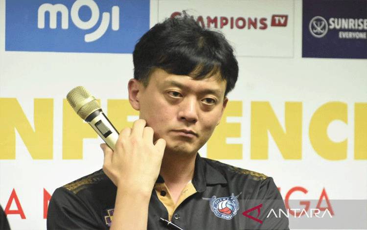 Pelatih kepala tim bola voli putra Palembang Bank SumselBabel Youngtaek Lee memberikan keterangan pers seusai pertandingan berhadapan dengan Jakarta BNI 46 pada putaran pertama pekan ketiga PLN Mobile Proliga 2023 di venue PSCC, Palembang, Sumatera Selatan, Minggu (22/1/2023) (ANTARA/M Riezko Bima Elko P)