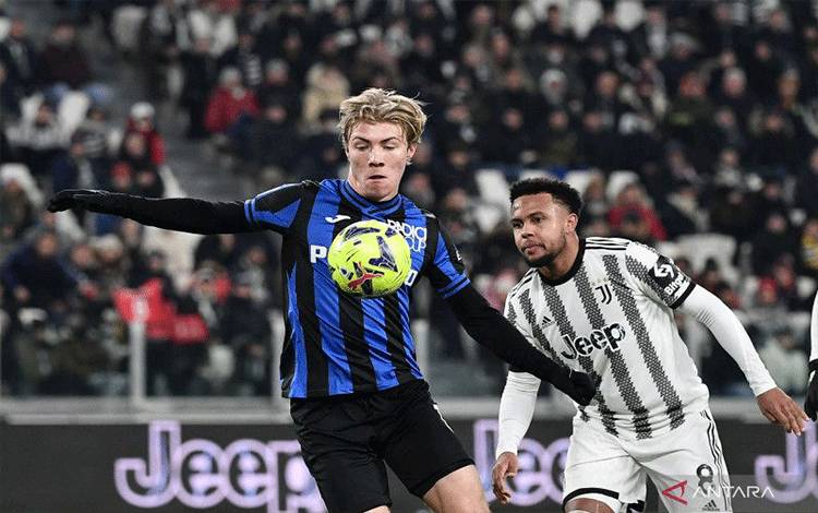 Penyerang Atalanta Rasmus Hojlund (kiri) berduel memperebutkan bola dengan gelandang Juventus Weston McKennie pada pertandingan Liga Italia yang dimainkan di Stadion Juventus, Turin, Minggu (22/1/2023). (ANTARA/AFP/ISABELLA BONOTTO)