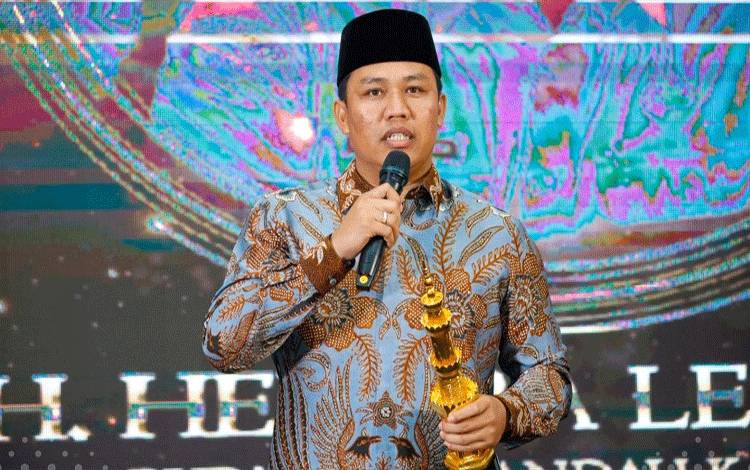 Bupati Lamandau Hendra Lesmana menerima Grand Ikadi Award 2023 sebagai Bupati Peduli Dakwah dan Wakaf. (FOTO : HENDI NURFALAH)