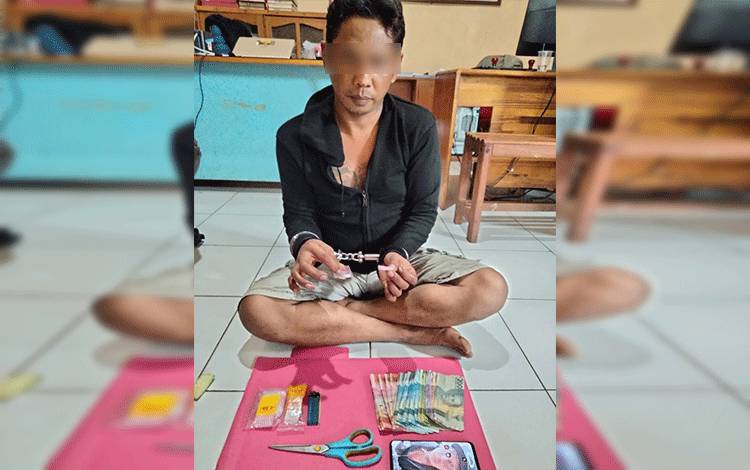 Ketahuan Ngedarkan Sabu, Warga Parenggean ini Diborgol Polisi
