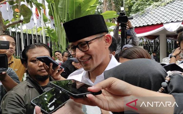 Wakil Ketua Dewan Pembina Partai Gerindra Sandiaga Uno memberi keterangan kepada wartawan di Sekretariat Bersama Gerindra-PKB, Jakarta Pusat, Senin (23/1/2023). ANTARA/Putu Indah Savitri